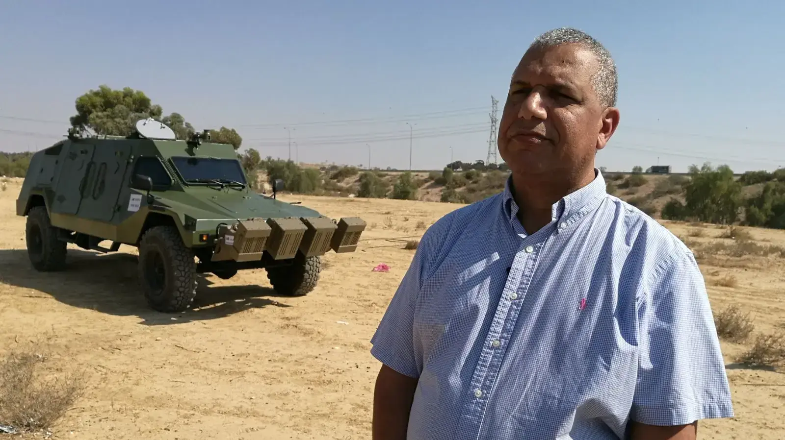 חגי שמואל, ראש מינהל שיווק ברמת"א מפעל תעשייה אוירית, ע"א מדגימים את אתר המוקשים שלהם, אנדרטת הנגב חגי שמואל, ראש מינהל שיווק ברמת"א מפעל תעשייה אוירית, ע"א מדגימים את אתר המוקשים שלהם, אנדרטת הנגב