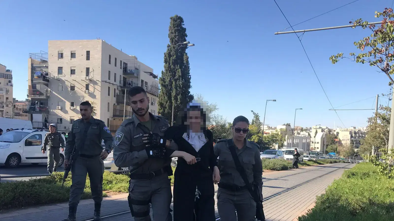 קטין עצור במהלך הפגנת החרדים בירושלים 26 באוקטובר 2017 קטין עצור במהלך הפגנת החרדים בירושלים 26 באוקטובר 2017
