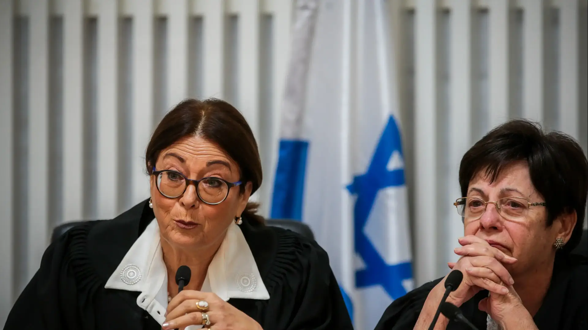 נשיאת בג"צ היוצאת מרים נאור והנשיאה הנכסת אסתר חיות בטקס החלפת השרביט בבית המשפט העליון, בית משפט עליון 26 באוקטובר 2017 נשיאת בג"צ היוצאת מרים נאור והנשיאה הנכסת אסתר חיות בטקס החלפת השרביט בבית המשפט העליון, בית משפט עליון 26 באוקטובר 2017