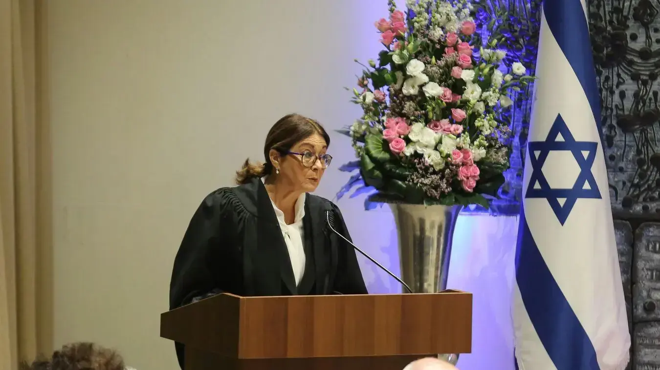נשיא המדינה משביע את נשיאת בית המשפט העליון הנכנסת אסתר חיות  בטקס חגיגי בבית הנשיא 26 באוקטובר 2017 
