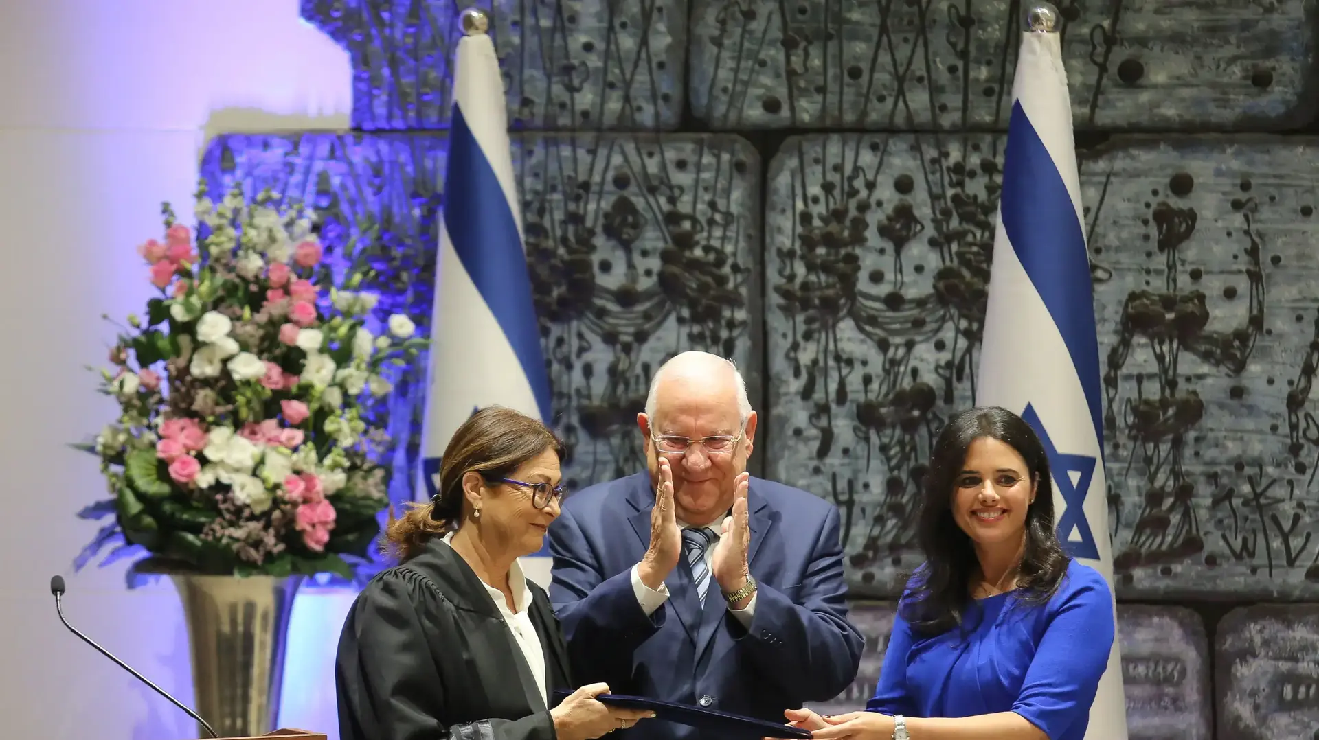 נשיא המדינה משביע את נשיאת בית המשפט העליון הנכנסת אסתר חיות בטקס חגיגי בבית הנשיא 26 באוקטובר 2017 נשיא המדינה משביע את נשיאת בית המשפט העליון הנכנסת אסתר חיות בטקס חגיגי בבית הנשיא 26 באוקטובר 2017