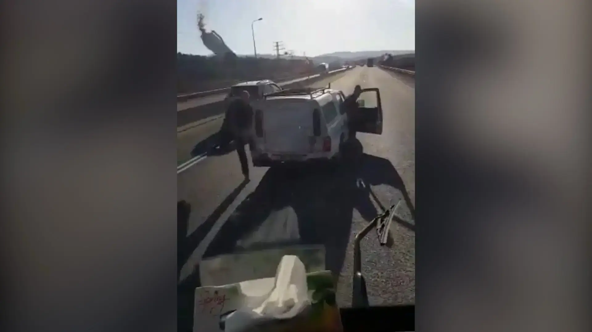 שלושה צעירים חשודים שהשליכו חפצים לעבר אוטובוס. השלושה הסגירו עצמם הלילה למשטרה