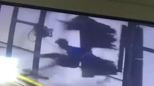 נתקע במתקן לשטיפת רכב