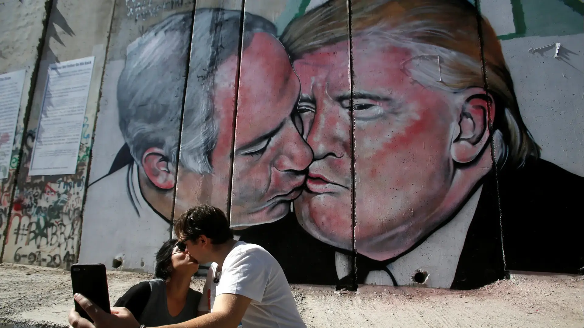 גרפיטי טראמפ וביבי בגדה המערבית 29 באוקטובר 2017 גרפיטי טראמפ וביבי בגדה המערבית 29 באוקטובר 2017