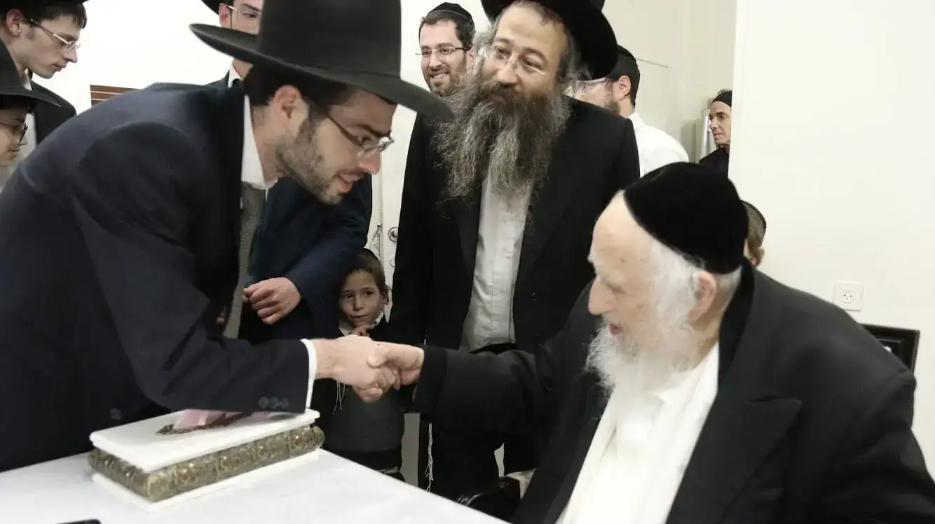 עריקים ששוחררו מכלא צבאי מתקבלים כגיבורים אצל הרב שמואל אוירבך 29 באוקטובר 2017 עריקים ששוחררו מכלא צבאי מתקבלים כגיבורים אצל הרב שמואל אוירבך 29 באוקטובר 2017