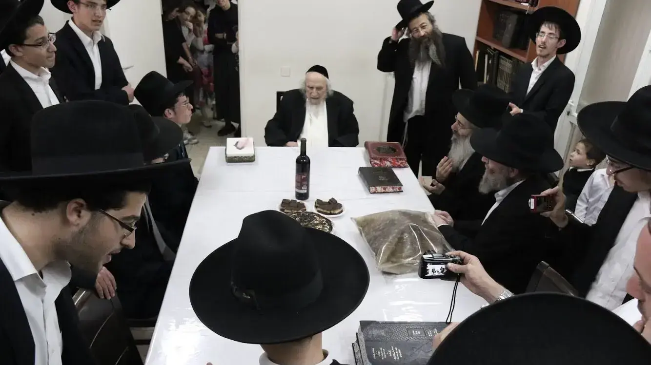 עריקים ששוחררו מכלא צבאי מתקבלים כגיבורים אצל הרב שמואל אוירבך 29 באוקטובר 2017 עריקים ששוחררו מכלא צבאי מתקבלים כגיבורים אצל הרב שמואל אוירבך 29 באוקטובר 2017
