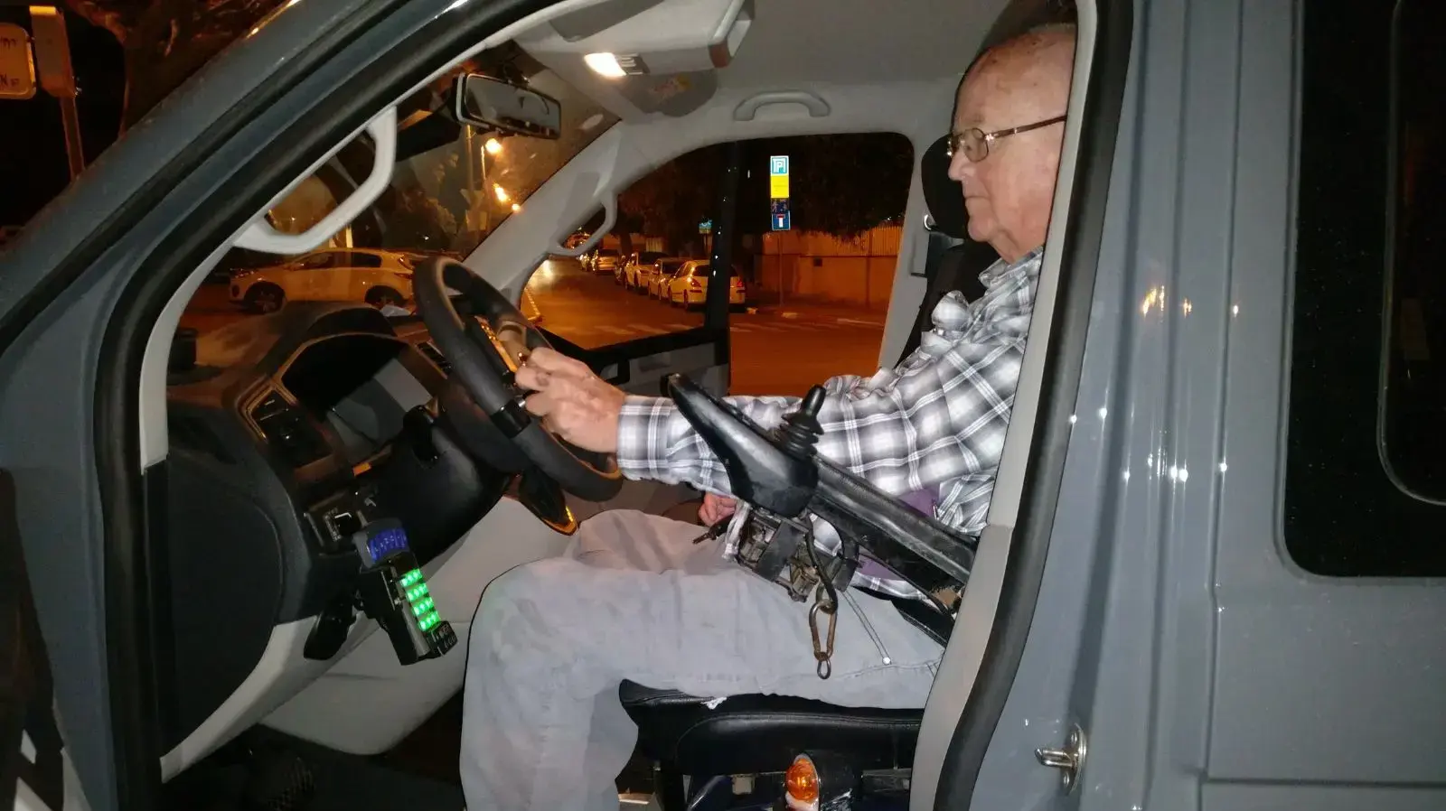 אורי בהט בן 72 מהרצליה נכה עם שיתוק ביד ימין שנשלח לבדיקה בוועדה האם הוא כשיר לסובב את הסוויץ' ביד ימין אורי בהט בן 72 מהרצליה נכה עם שיתוק ביד ימין שנשלח לבדיקה בוועדה האם הוא כשיר לסובב את הסוויץ' ביד ימין