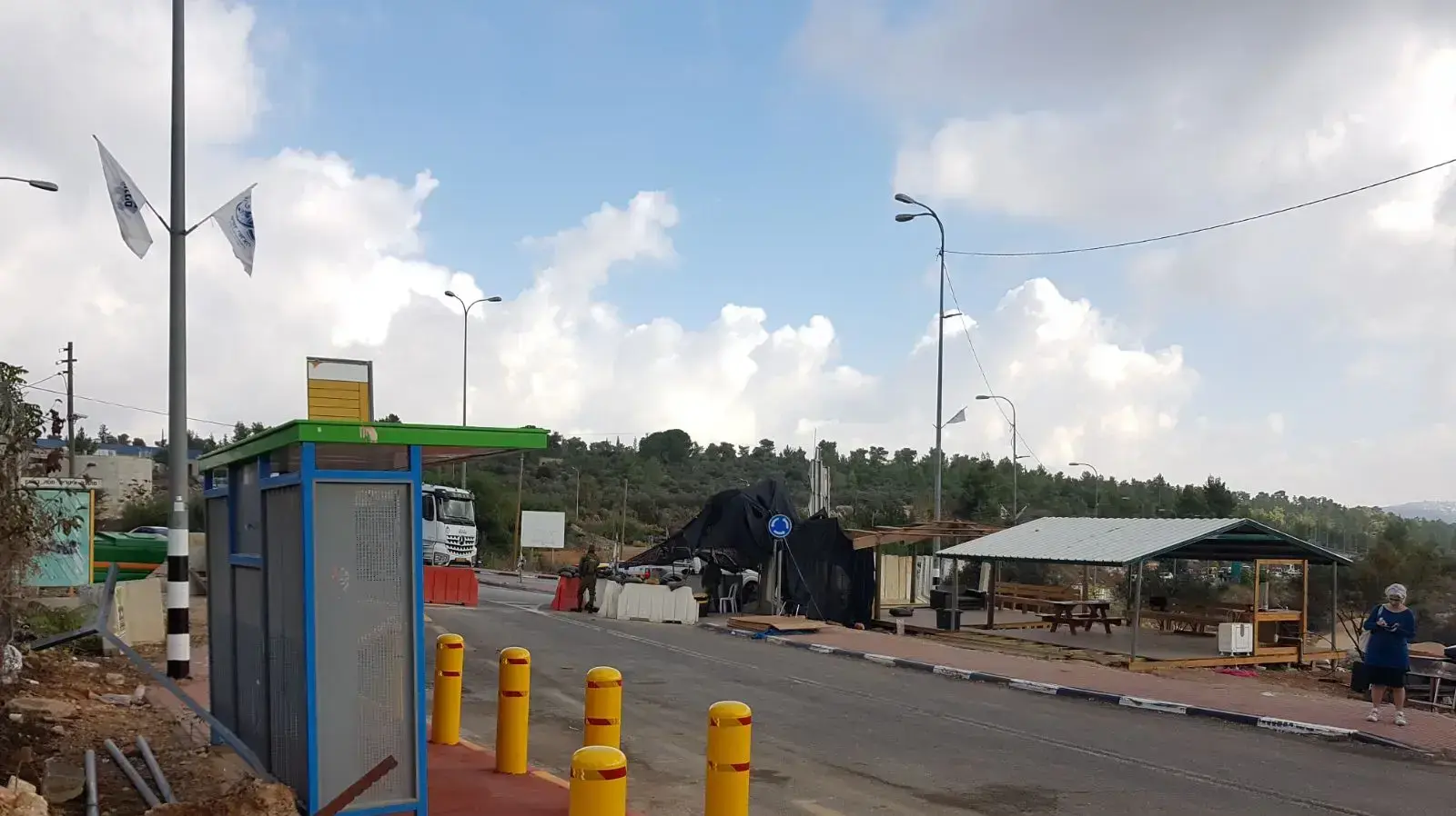 זירת הפיגוע סמוך לכיכר נוה אח"י (ע"ש אלעד, חיה, יוסי וסלומון הי"ד) בכביש 465 חוצה בנימין 31 באוקטובר 2017 זירת הפיגוע סמוך לכיכר נוה אח"י (ע"ש אלעד, חיה, יוסי וסלומון הי"ד) בכביש 465 חוצה בנימין 31 באוקטובר 2017