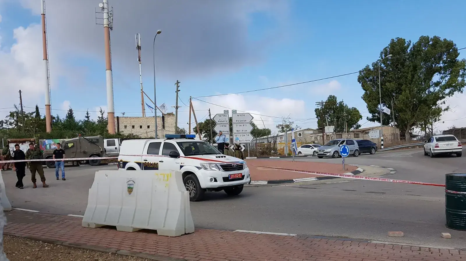 זירת הפיגוע סמוך לכיכר נוה אח"י (ע"ש אלעד, חיה, יוסי וסלומון הי"ד) בכביש 465 חוצה בנימין 31 באוקטובר 2017 זירת הפיגוע סמוך לכיכר נוה אח"י (ע"ש אלעד, חיה, יוסי וסלומון הי"ד) בכביש 465 חוצה בנימין 31 באוקטובר 2017