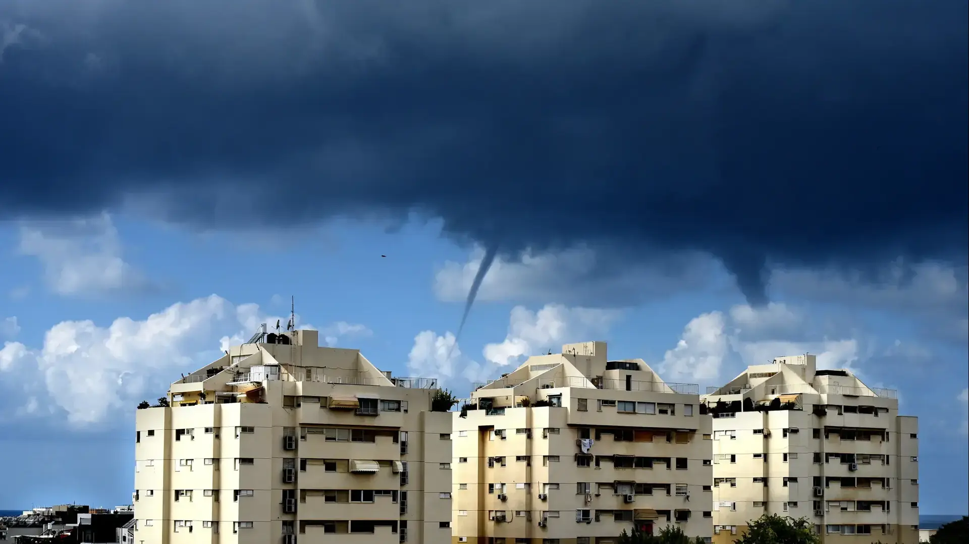 נד מים שנוצר מול חופי תל אביב יפו 31 באוקטובר 2017 נד מים שנוצר מול חופי תל אביב יפו 31 באוקטובר 2017