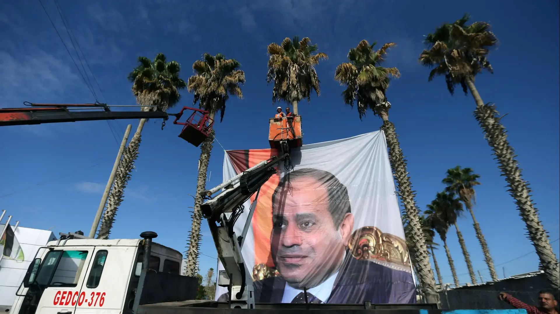 פלסטינים תולים כרזה של נשיא מצרים א-סיסי במעבר רפיח, 1 בנובמבר 2017 פלסטינים תולים כרזה של נשיא מצרים א-סיסי במעבר רפיח, 1 בנובמבר 2017