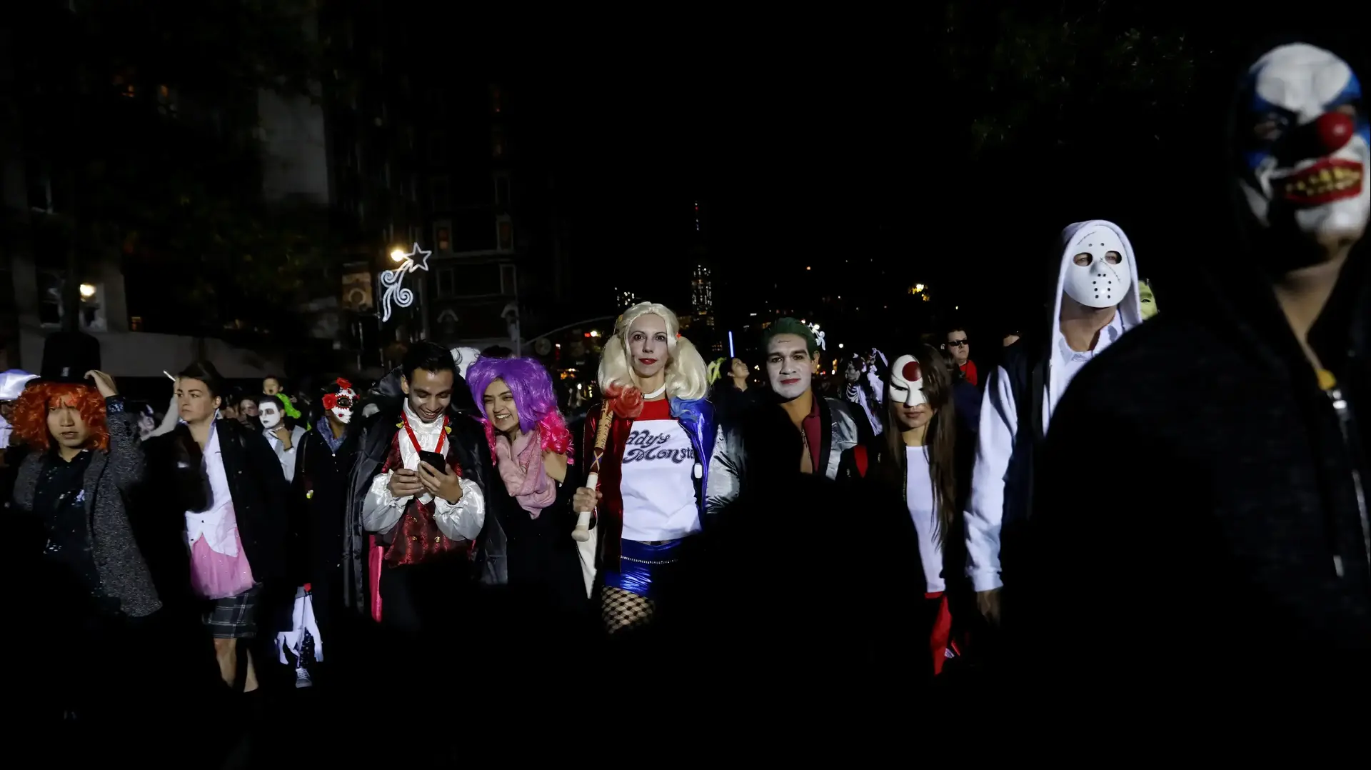 אנשים צועדים מחופשים במצעד ליל כל הקדושים בניו יורק, ארהב 31 באוקטובר 2017 אנשים צועדים מחופשים במצעד ליל כל הקדושים בניו יורק, ארהב 31 באוקטובר 2017
