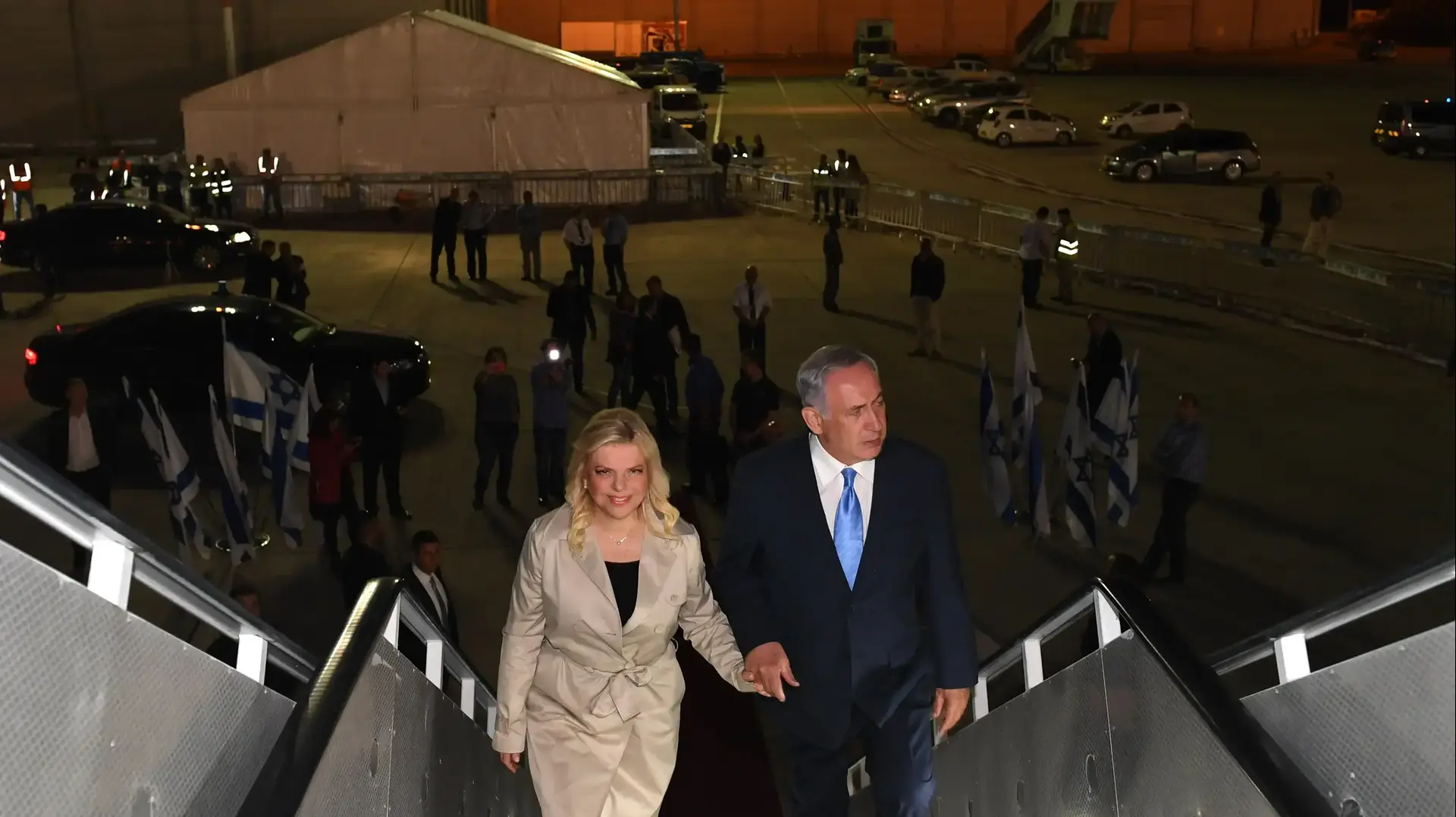 ראש הממשלה בנימין נתניהו ורעייתו הגב' שרה נתניהו לפני יציאתם לביקור מדיני בלונדון, שדה התעופה בן גוריון 1 בנובמבר 2017 