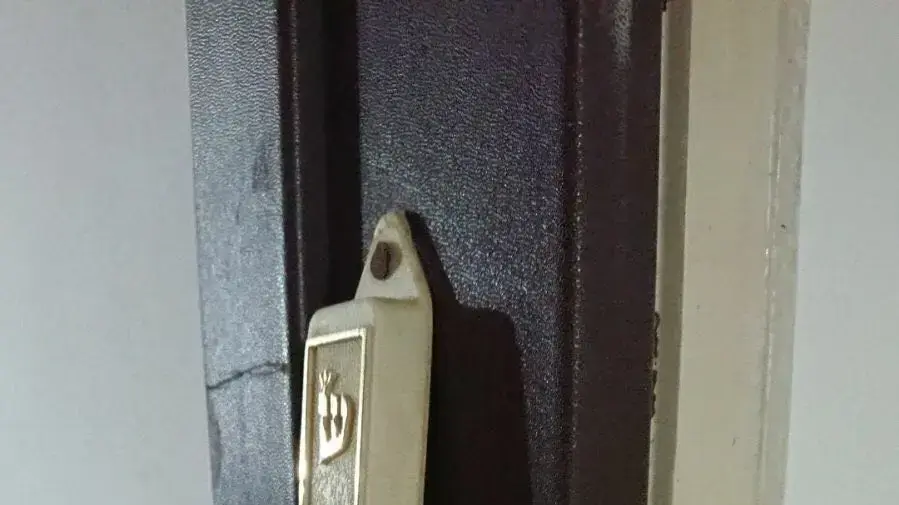 מזוזה שבורה בניין מגורים ברחוב מגדים ברמת גן מזוזה שבורה בניין מגורים ברחוב מגדים ברמת גן