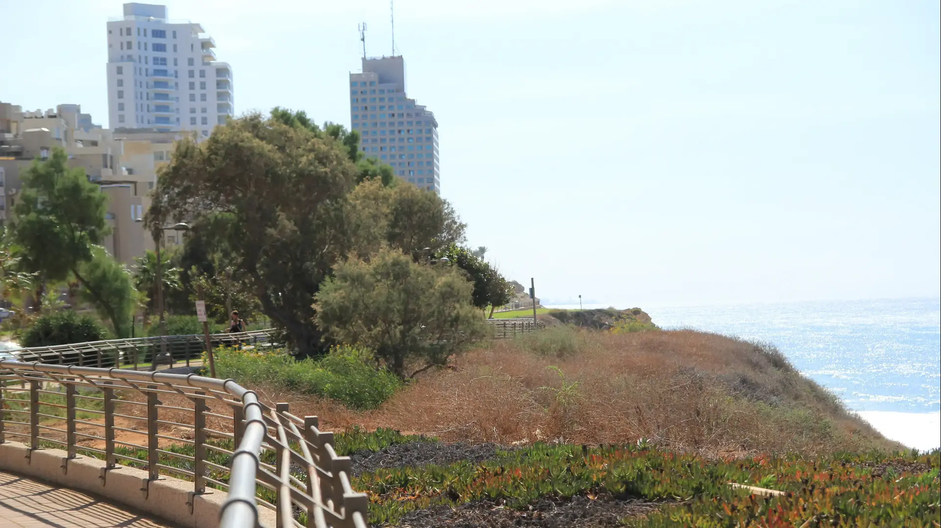 הצוק ממנו נפל תלמיד בית ספר בנתניה 2 בנובמבר 2017 הצוק ממנו נפל תלמיד בית ספר בנתניה 2 בנובמבר 2017