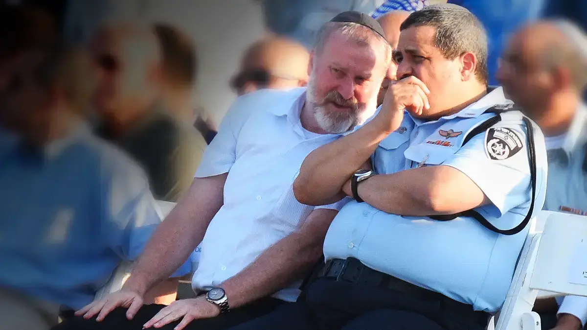 היועמ"ש מנדלבלילט והמכפ"ל אלשיך בטקס החלפת מפקד חיל האוויר, בסיס תל נוף  14 באוגוסט 2017