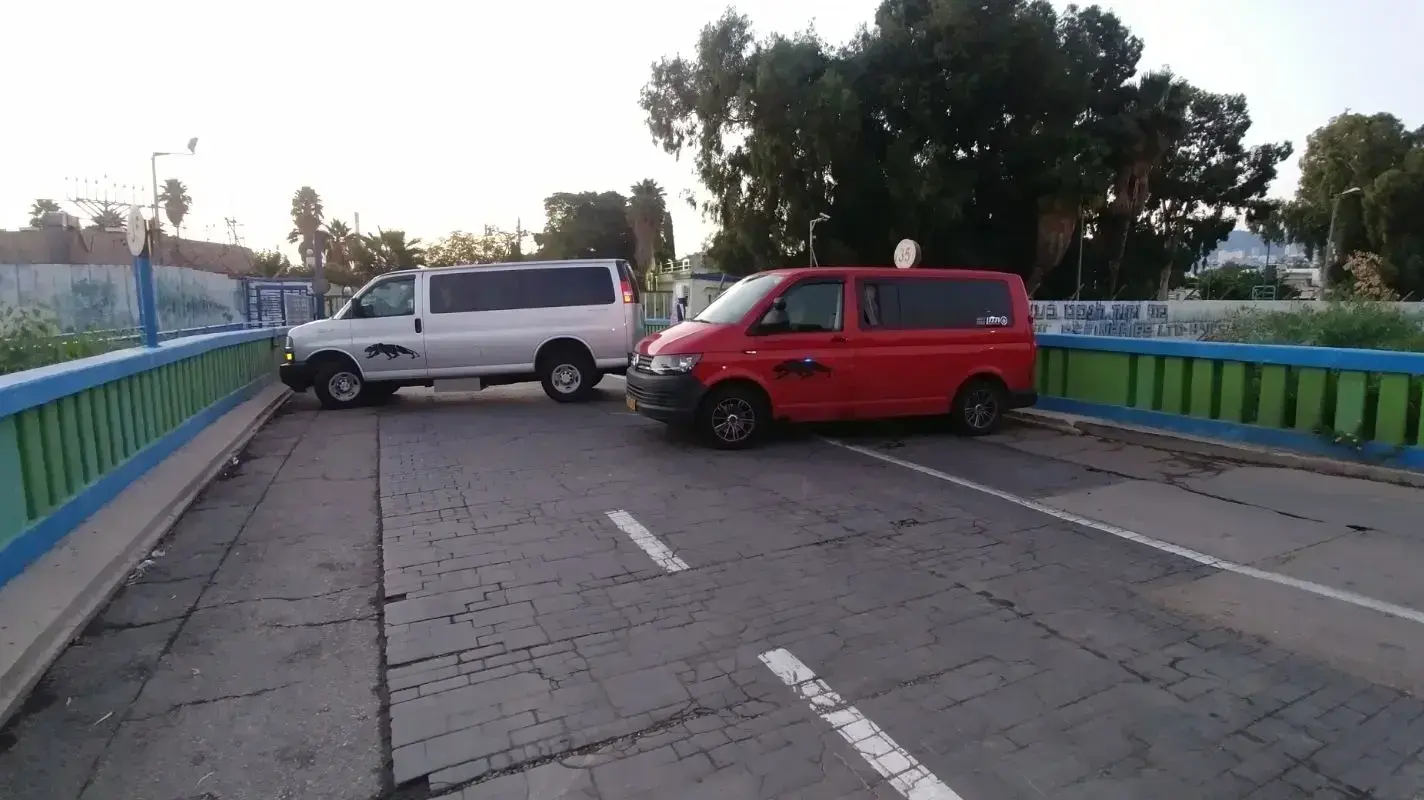 פעילי מחאת הנכים חסמו את הכניסות והיציאות מבתי הזיקוק בחיפה, 5 בנובמבר 2017