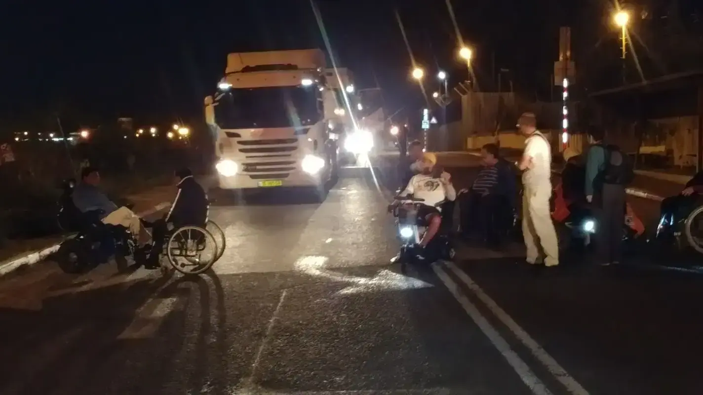 פעילי מחאת הנכים חסמו את הכניסות והיציאות מבתי הזיקוק בחיפה, 5 בנובמבר 2017 פעילי מחאת הנכים חסמו את הכניסות והיציאות מבתי הזיקוק בחיפה, 5 בנובמבר 2017
