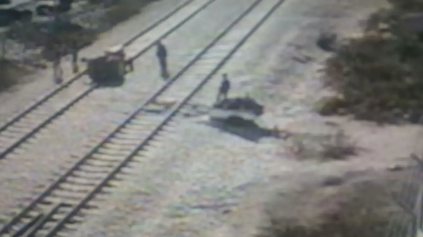 נהג טרקטור פלסטיני פרץ את מסילות הרכבת בקו הישן לי-ם צפונית לכפר בתיר ונתקע שעות הארוכות על המסילה נהג טרקטור פלסטיני פרץ את מסילות הרכבת בקו הישן לי-ם צפונית לכפר בתיר ונתקע שעות הארוכות על המסילה