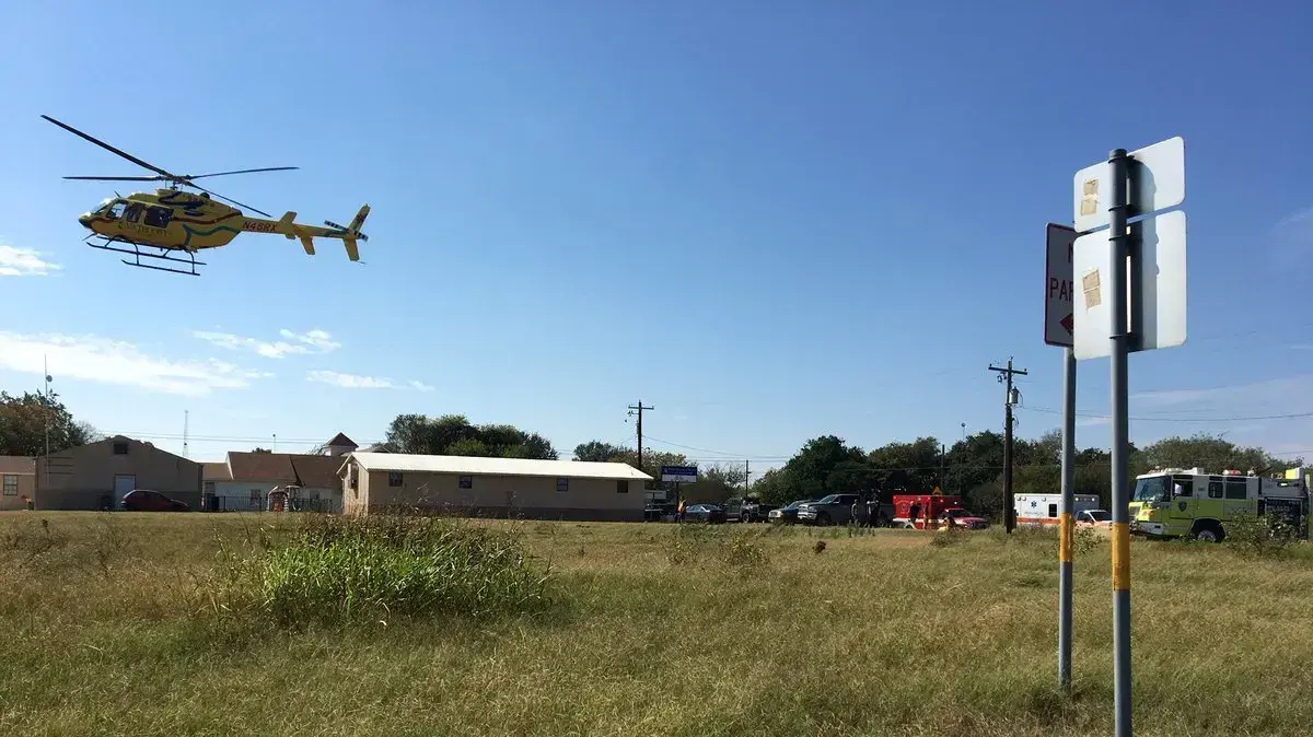 מסוק בזירת הירי בכנסייה בבסאות'רלנד ספרינגס, טקסס, ארה"ב, 5 בנובמבר 2017 מסוק בזירת הירי בכנסייה בבסאות'רלנד ספרינגס, טקסס, ארה"ב, 5 בנובמבר 2017