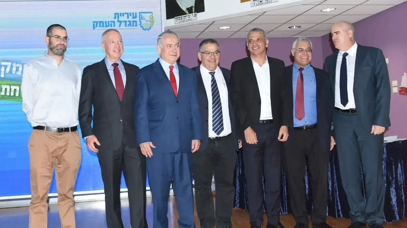 הסכם גג מגדל העמק ראש הממשלה בנימין נתניהו שר הבינוי והשיכון יואב גלנט שר האוצר משה כחלון מנהל רשות מקרקעי ישראל עדיאל שמרון סגן שר הבינוי והשיכון ז'קי לוי ראש עיריית מגדל העמק אלי ברדה מנכ"ל משרד הבינוי והשיכון חגי רזניק