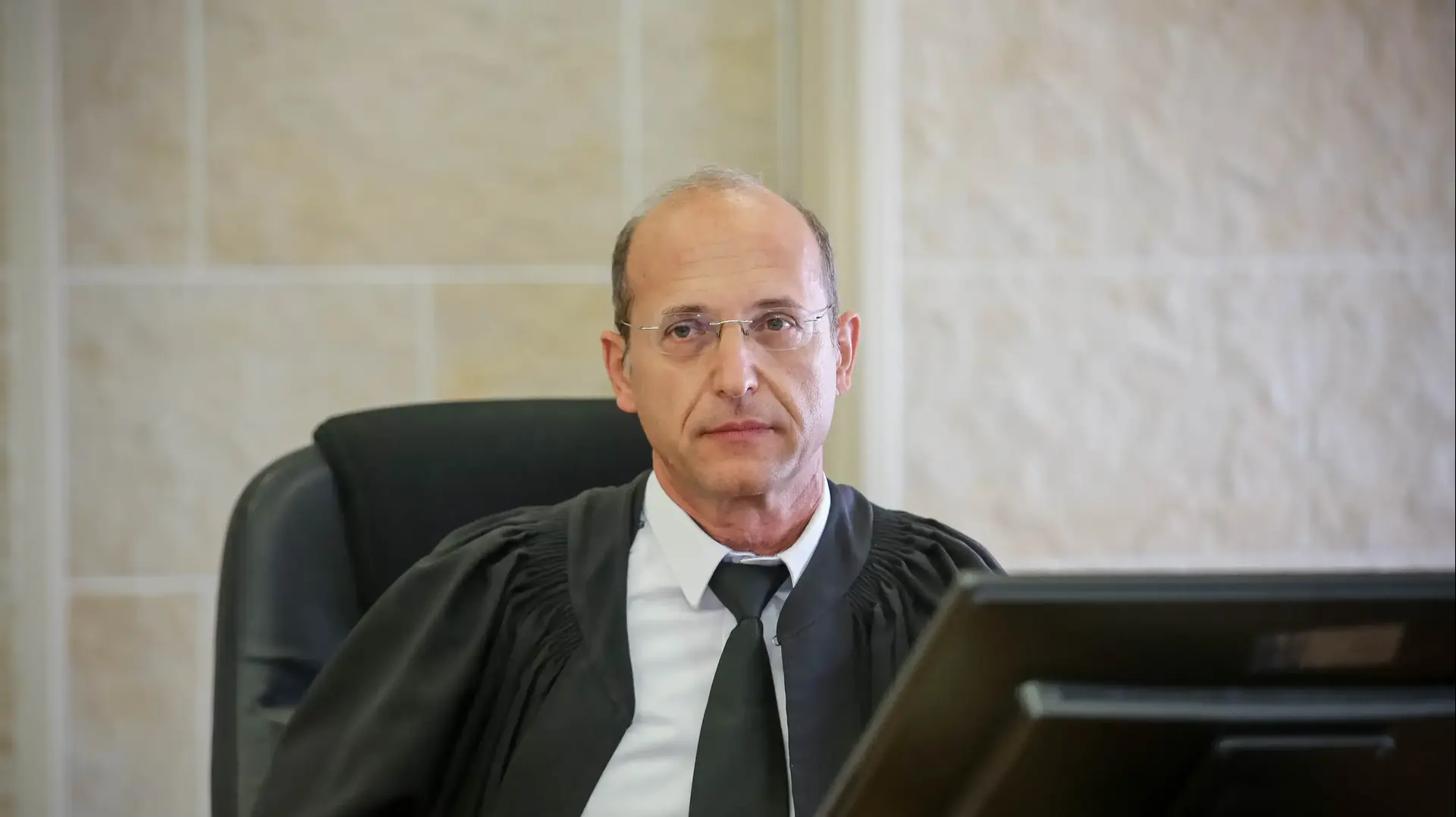 נשיא בית המשפט העליון אשר גרוניס בבית הדין האזורי לעבודה בירושלים במהלך הדיון של העובדת שתובעת את שרה נתניהו 8 בנובמבר 2017