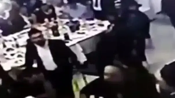 תיעוד ממצלמות האבטחה: מרדכי ממן נחנק מחתיכת סטייק באולם אירועים בצפון תיעוד ממצלמות האבטחה: מרדכי ממן נחנק מחתיכת סטייק באולם אירועים בצפון