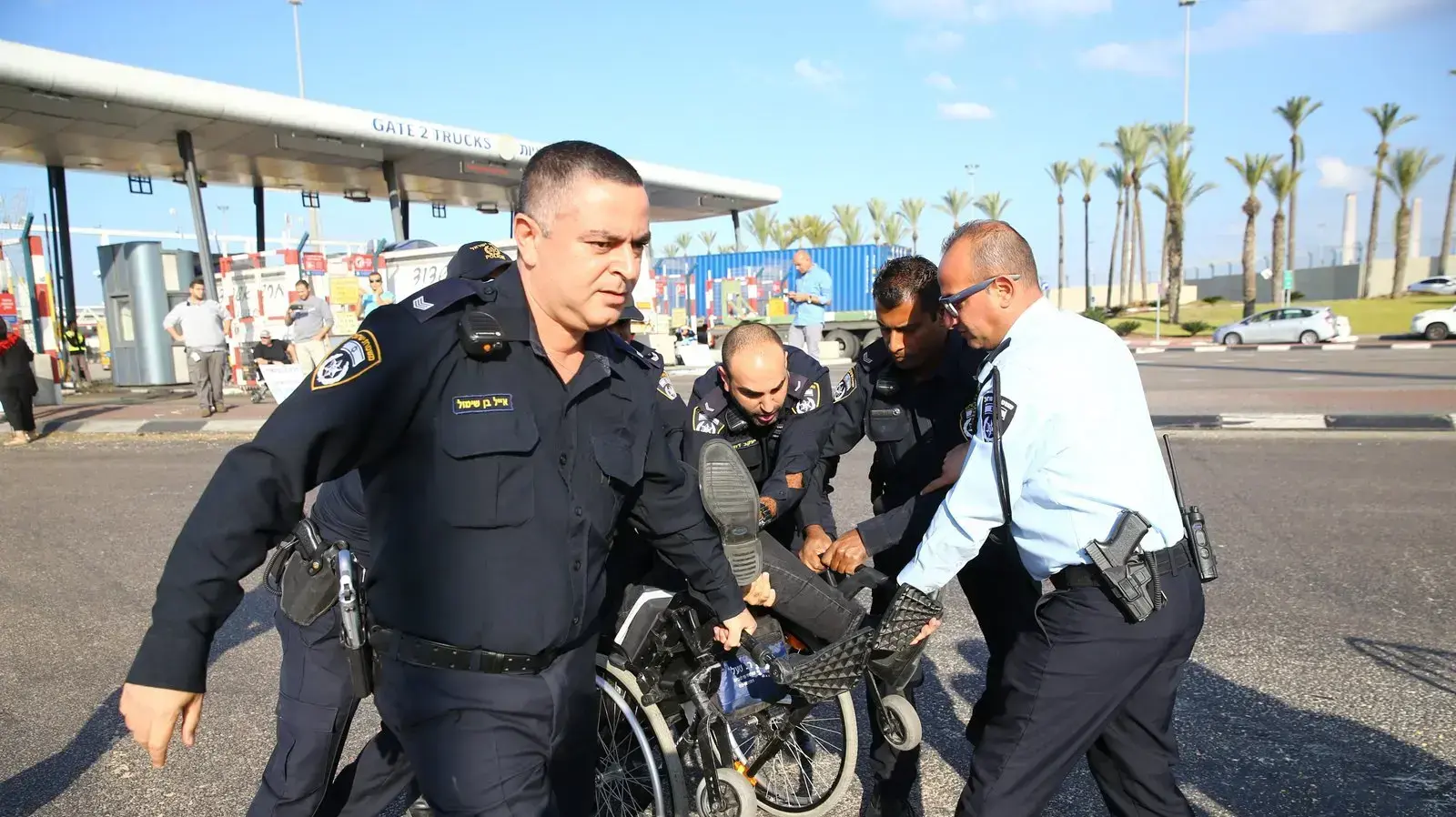 פינוי בכח של מפגינים במחאת הנכים מחוץ לנמל אשדוד 9 בנובמבר 2017 פינוי בכח של מפגינים במחאת הנכים מחוץ לנמל אשדוד 9 בנובמבר 2017