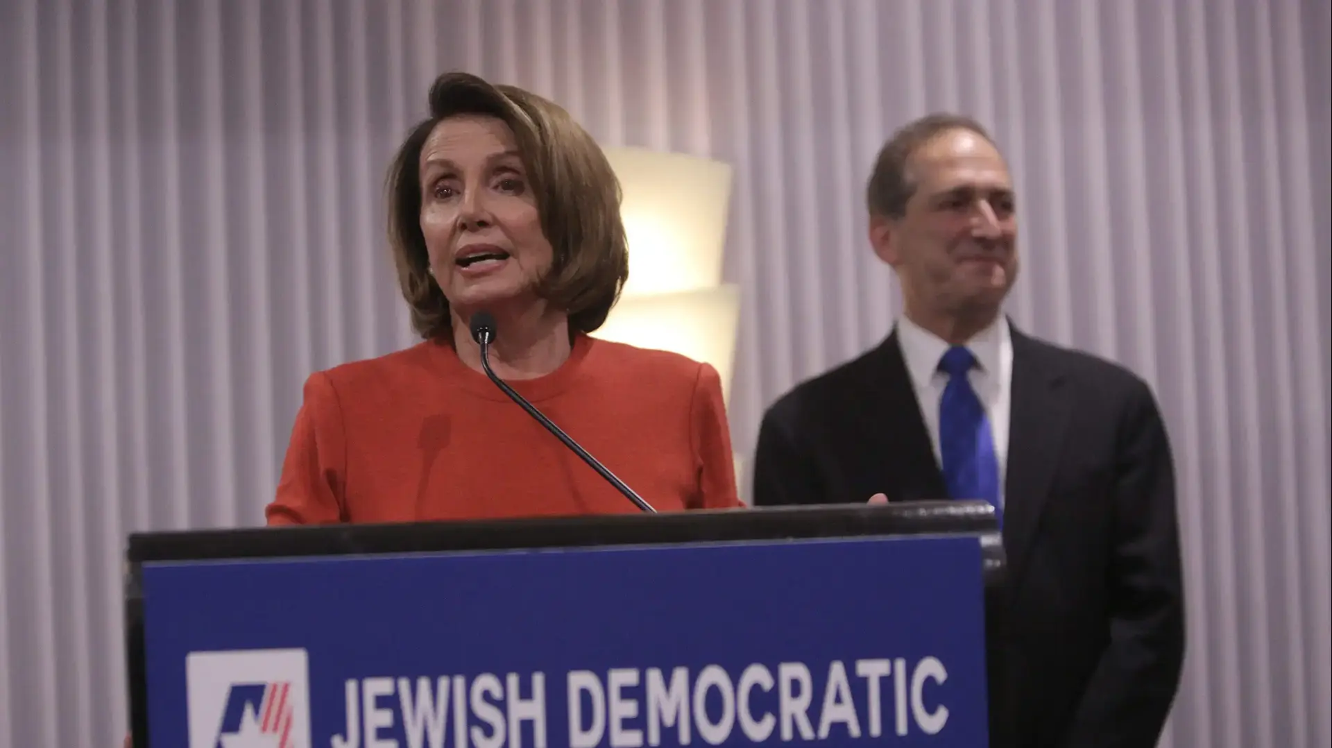 ננסי פלוסי מנהיגת הדמוקרטים בבית הנבחרים במועצה הדמוקרטית יהודית 9.11.2017