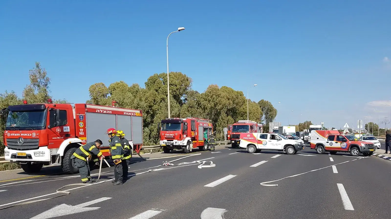 משאית שהובילה חומרים מסוכנים התהפכה בכביש 4 סמוך לחדרה משאית שהובילה חומרים מסוכנים התהפכה בכביש 4 סמוך לחדרה