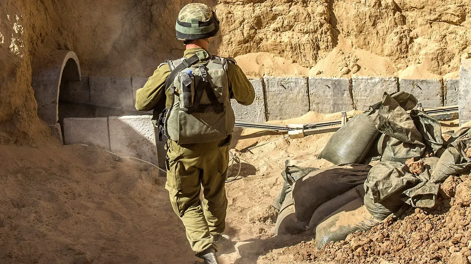 קצין בצבא הישראלי ניצב ליד פתח מנהרה, יום שישי, 25.7.2014,  לצורך פיגועים בגבול ישראל-עזה. רשת של מנהרות שחמושים פלסטיניים חפרו מעזה לישראל, המכונה "רצועת עזה נמוכה" על ידי הצבא הישראלי, עומדת במרכז המלחמה האחרונה בין חמאס לישראל.