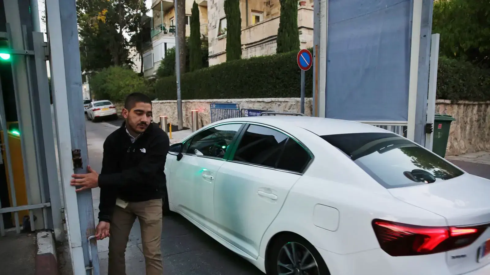 החוקרים נכנסים למעון ראש הממשלה לקראת חקירתו 9 בנובמבר 2017 החוקרים נכנסים למעון ראש הממשלה לקראת חקירתו 9 בנובמבר 2017