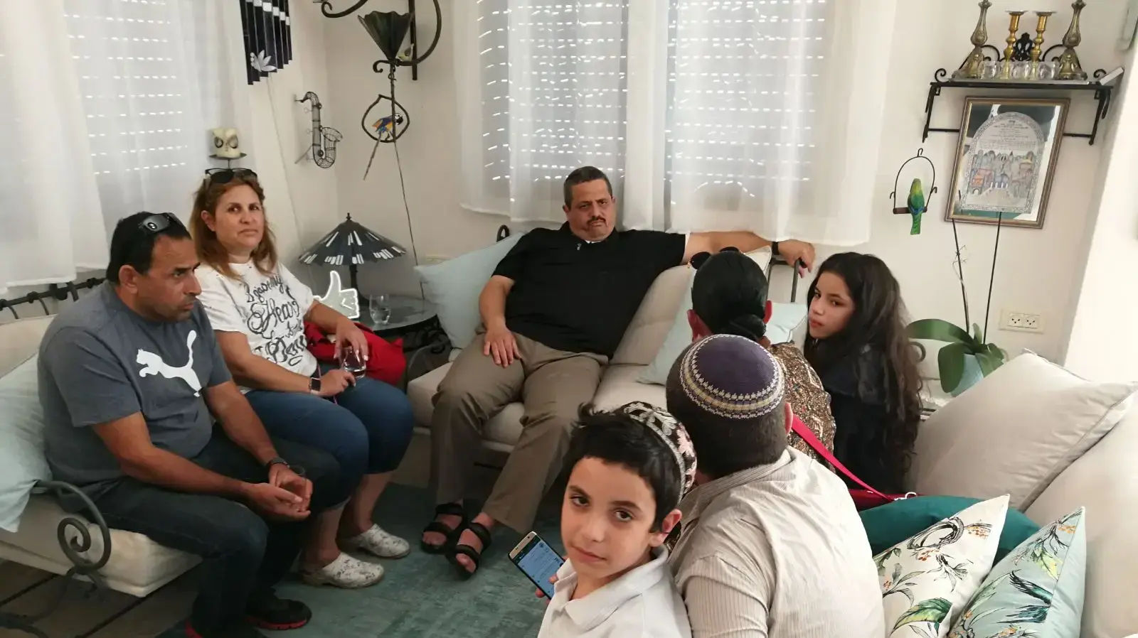 חברי מטה מאבק השוטרים בביקור בביתו של המפכ"ל רוני אלשיך. 10 בנובמבר 2017