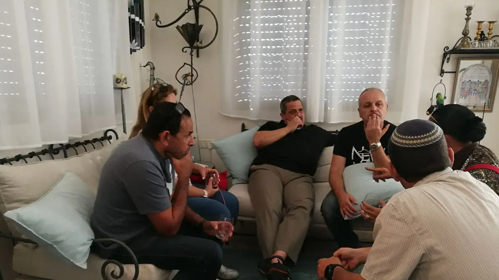 חברי מטה מאבק השוטרים בביקור בביתו של המפכ"ל רוני אלשיך. 10 בנובמבר 2017
