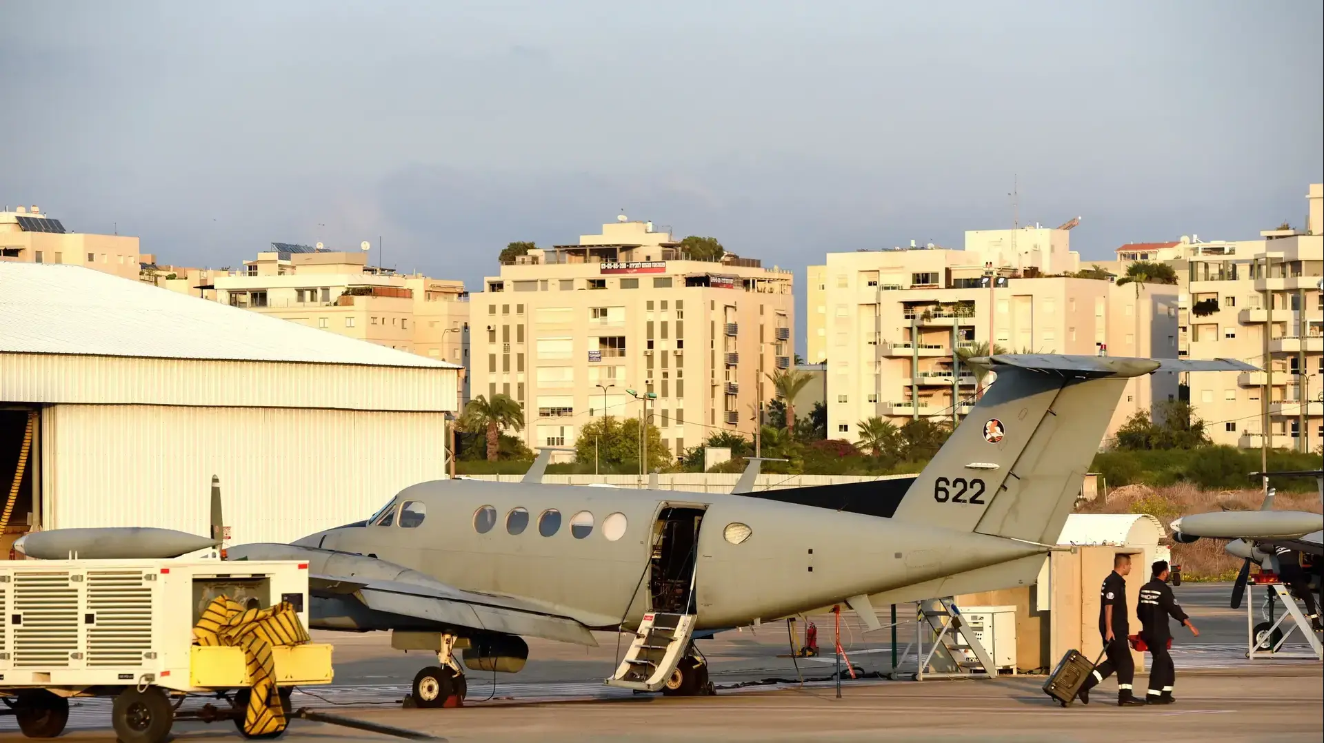 מנחת מטוסים בבסיס שדה דב, תל אביב מנחת מטוסים בבסיס שדה דב, תל אביב