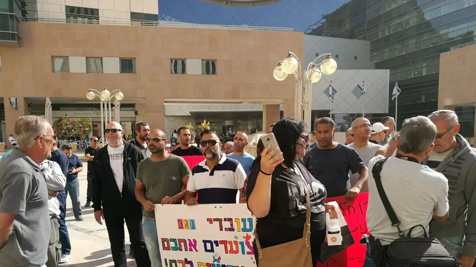 הפגנות של עובדי נגב קרמיקב מחוץ לבית הדין לעבודה ב"ש: לקראת ההכרעה בנושא נגב קרמיקה 13 בנובמבר 2017 הפגנות של עובדי נגב קרמיקב מחוץ לבית הדין לעבודה ב"ש: לקראת ההכרעה בנושא נגב קרמיקה 13 בנובמבר 2017