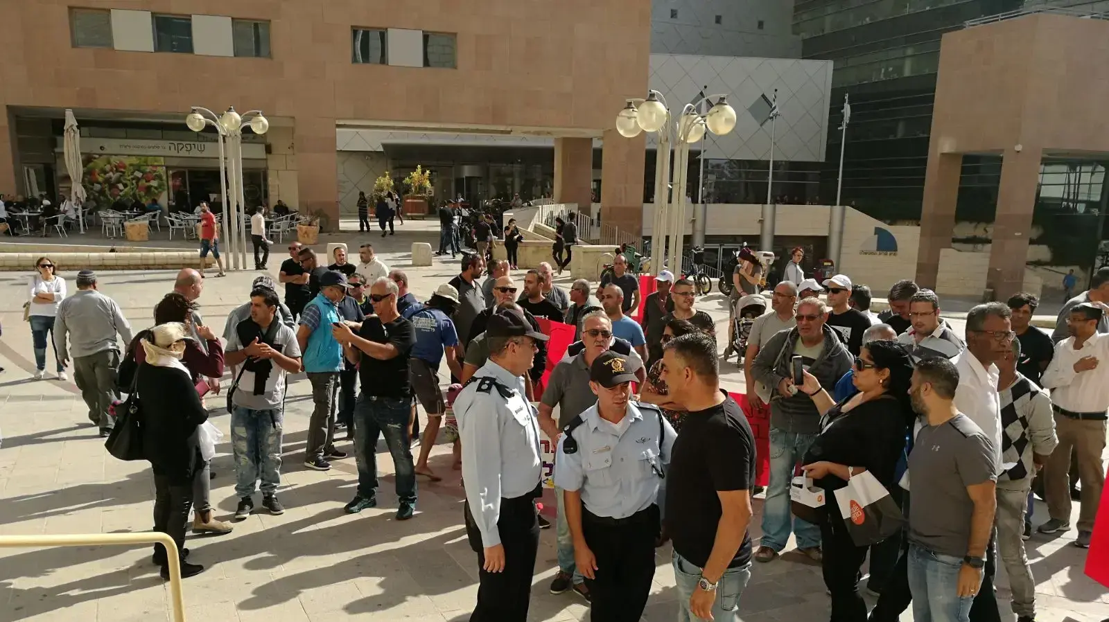 הפגנות של עובדי נגב קרמיקב מחוץ לבית הדין לעבודה ב"ש: לקראת ההכרעה בנושא נגב קרמיקה 13 בנובמבר 2017 הפגנות של עובדי נגב קרמיקב מחוץ לבית הדין לעבודה ב"ש: לקראת ההכרעה בנושא נגב קרמיקה 13 בנובמבר 2017