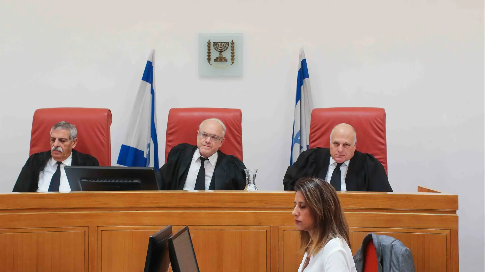 שופטי בית המשפט העליון, ניל הנדל, אורי שהם וג'ורג' קרא בהחלטה בעניין ריקו שירזי, 13 בנובמבר 2017 שופטי בית המשפט העליון, ניל הנדל, אורי שהם וג'ורג' קרא בהחלטה בעניין ריקו שירזי, 13 בנובמבר 2017