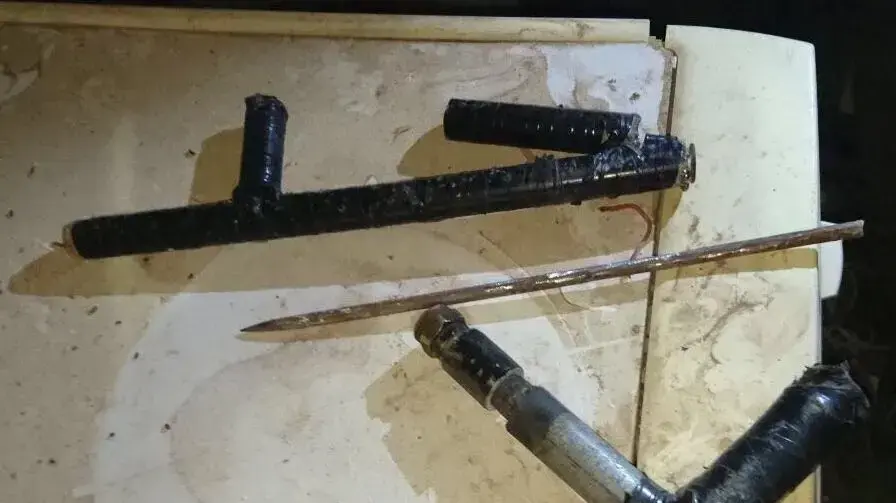 כלי הנשק שנמצאו בבית המחבל מהר אדר שנהרס בכפר סוריכ, נובמבר 2017 כלי הנשק שנמצאו בבית המחבל מהר אדר שנהרס בכפר סוריכ, נובמבר 2017