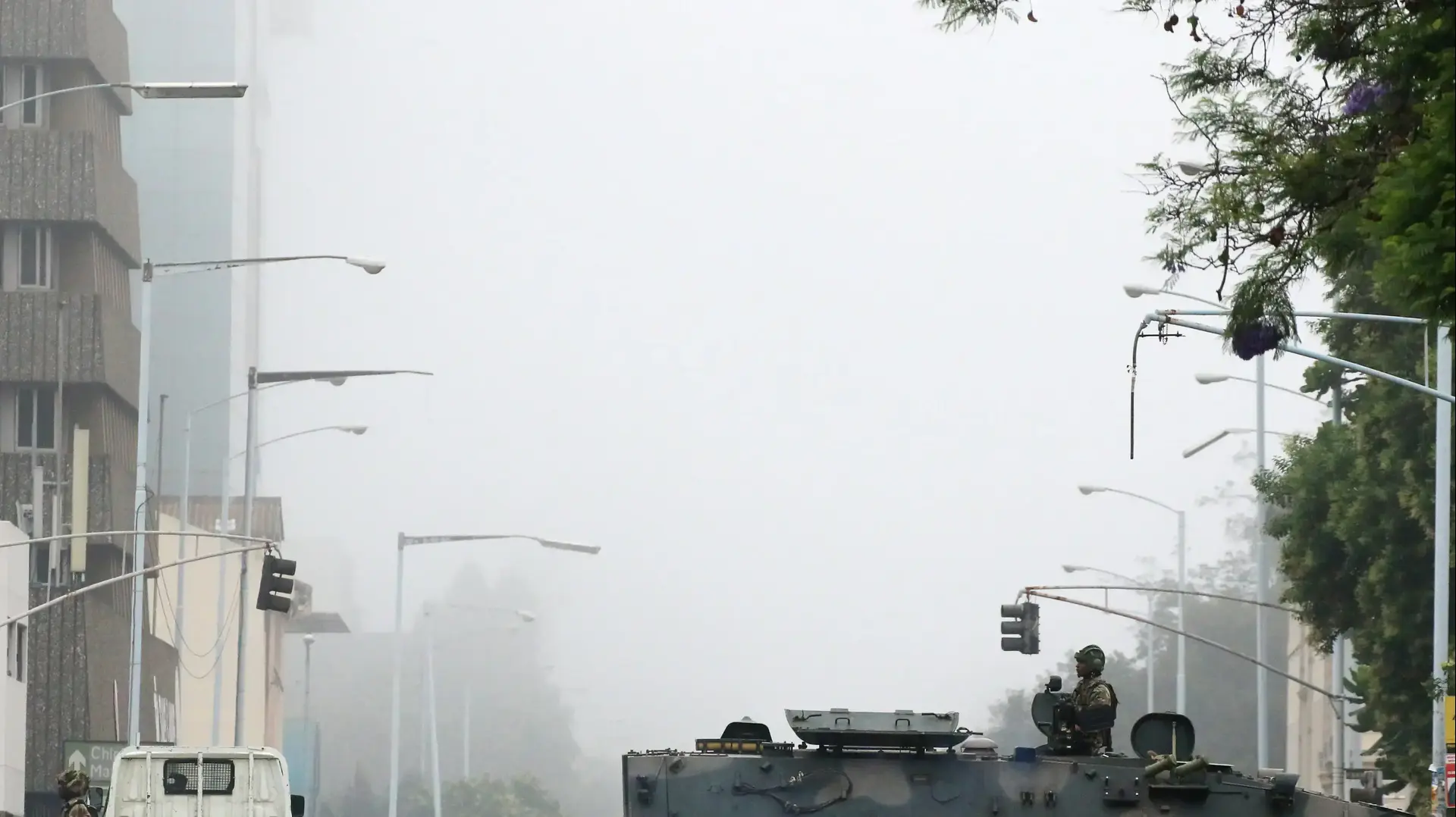 רכב צבאי וחיילים מסיירים ברחובות בהרארה, זימבבואה 15 בנובמבר 2017 רכב צבאי וחיילים מסיירים ברחובות בהרארה, זימבבואה 15 בנובמבר 2017