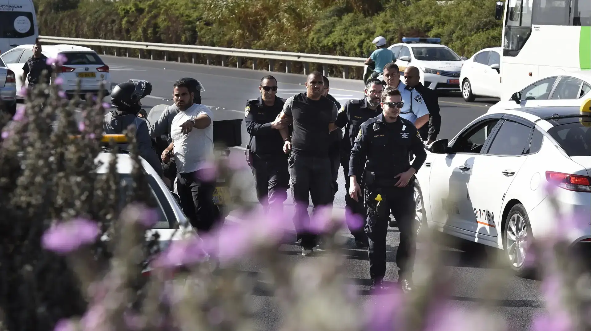 חשודים בשוד יהלומים נעצרים על כביש גהה בין תל השומר למסובים חשודים בשוד יהלומים נעצרים על כביש גהה בין תל השומר למסובים