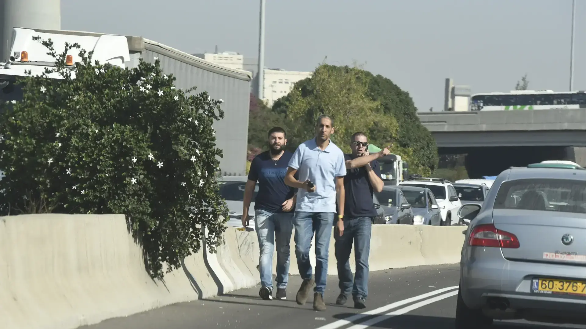 חשודים בשוד יהלומים נעצרים על כביש גהה בין תל השומר למסובים 15 בנובמבר 2017 חשודים בשוד יהלומים נעצרים על כביש גהה בין תל השומר למסובים 15 בנובמבר 2017