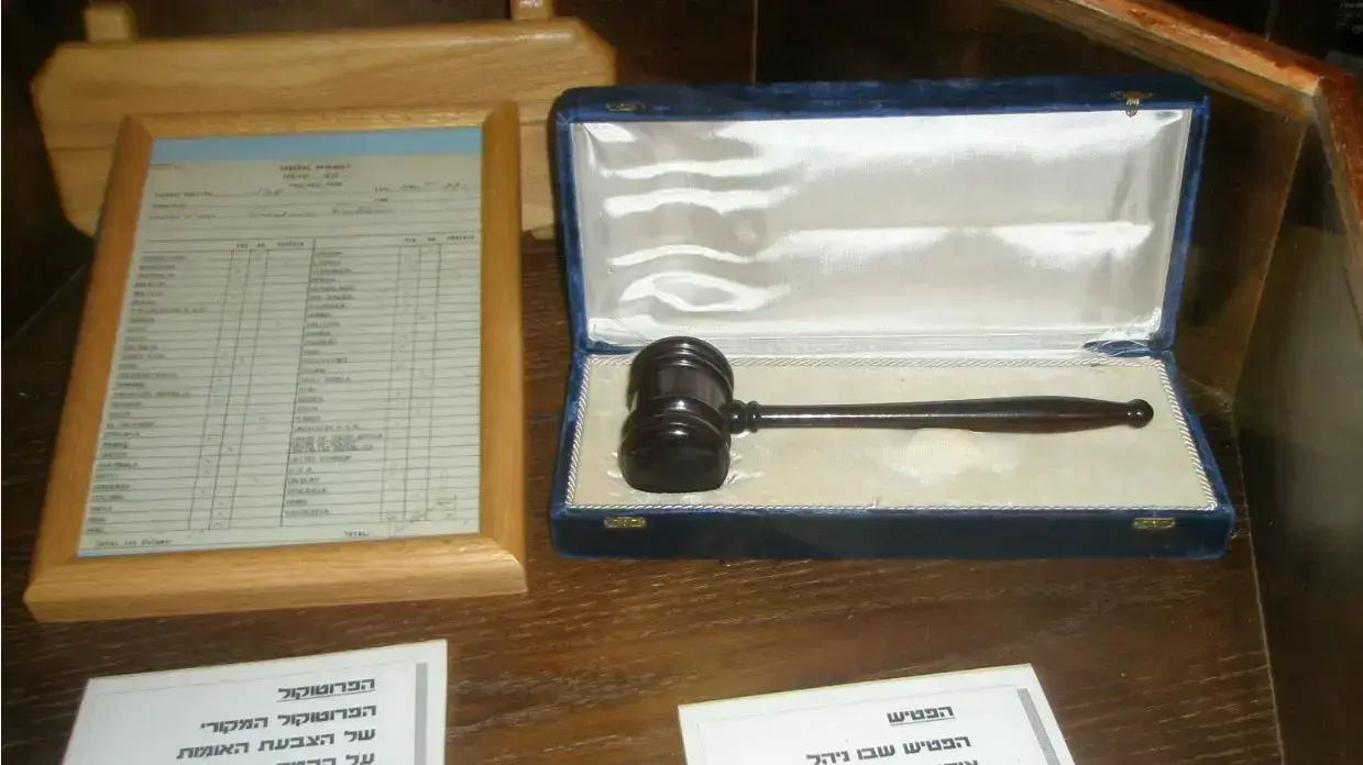 הפטיש שבו ניהל אוסבלדו ארניה את עצרת האו"ם בעת ההחלטה על הקמת מדינה יהודית 