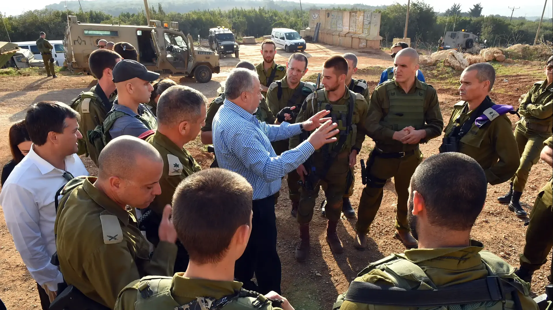 שר הביטחון אביגדור ליברמן בסיור בגבול הצפון 15 בנובמבר 2017 שר הביטחון אביגדור ליברמן בסיור בגבול הצפון 15 בנובמבר 2017