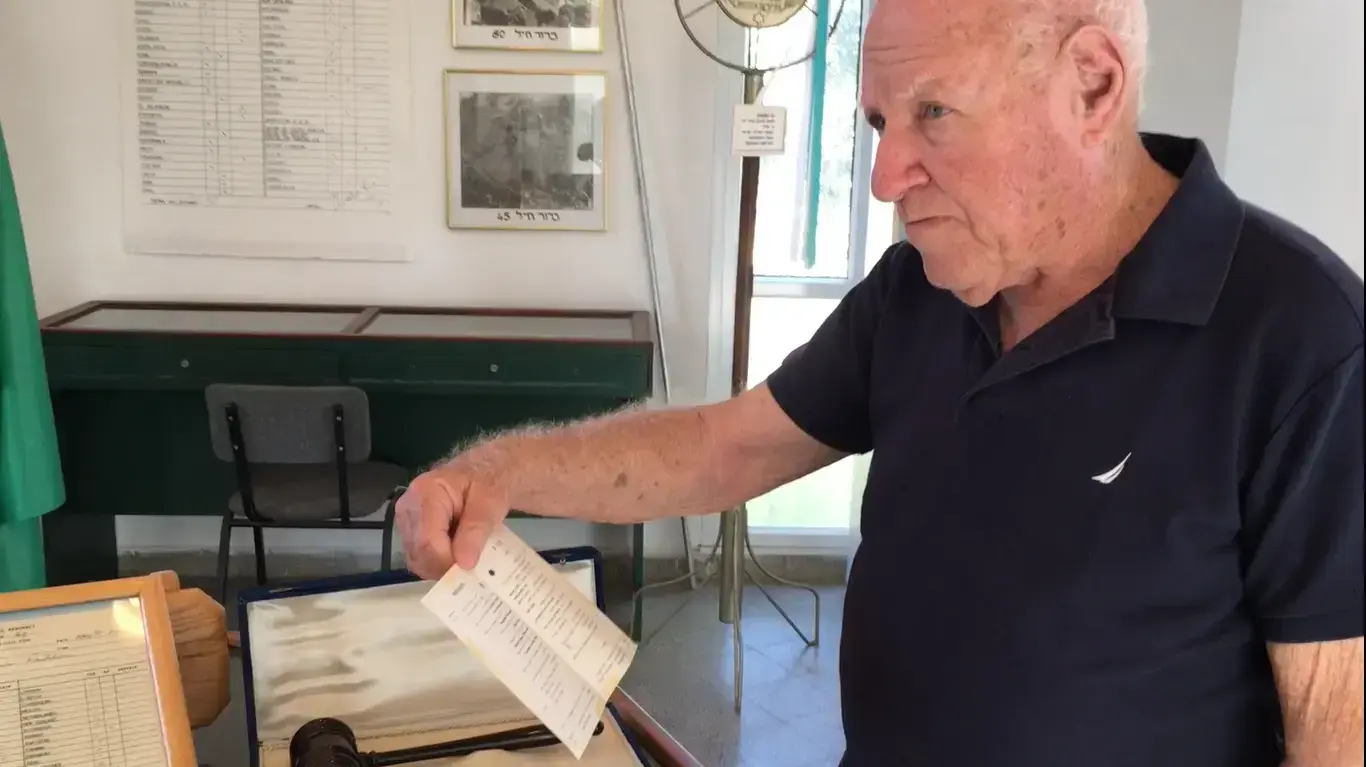 אברהם שנפלד עם הפטיש ועם טופס ההצבעה, קיבוץ ברור חיל אברהם שנפלד עם הפטיש ועם טופס ההצבעה, קיבוץ ברור חיל