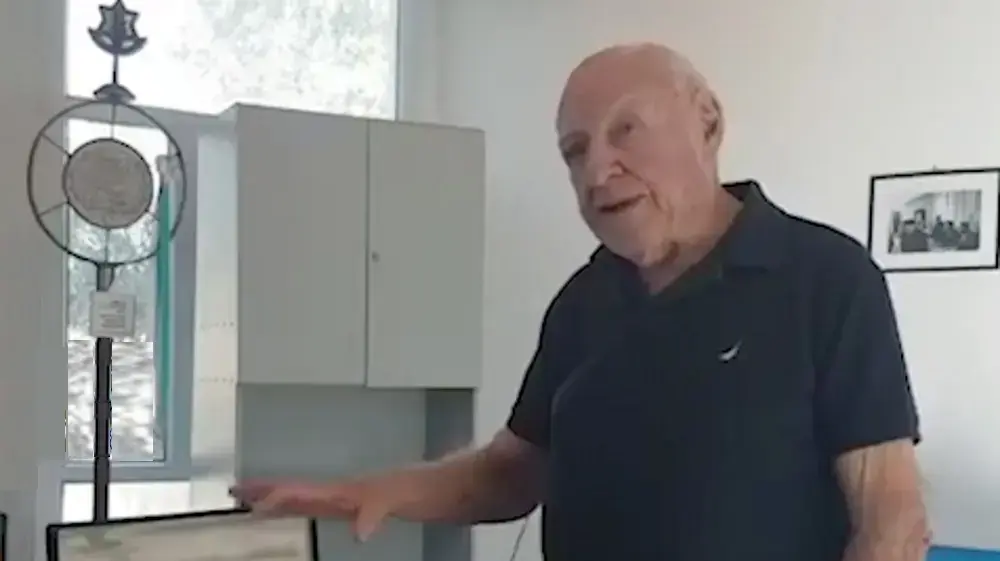 אברהם שנפלד עם הפטיש ועם טופס ההצבעה, קיבוץ ברור חיל אברהם שנפלד עם הפטיש ועם טופס ההצבעה, קיבוץ ברור חיל