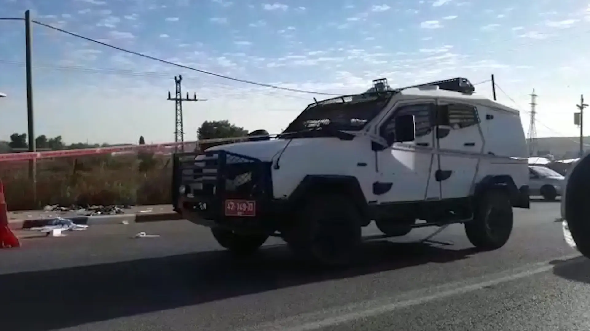 פיגוע בגוש עציון - מחבל פצע שניים וניסה לדקור קצין פיגוע בגוש עציון - מחבל פצע שניים וניסה לדקור קצין