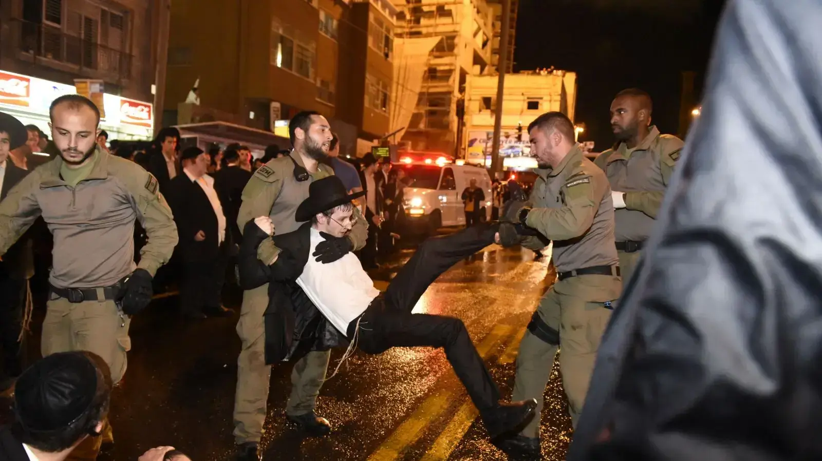 הפגנת חרדים נגד הגיוס בבני ברק 20 בנובמבר 2017 הפגנת חרדים נגד הגיוס בבני ברק 20 בנובמבר 2017
