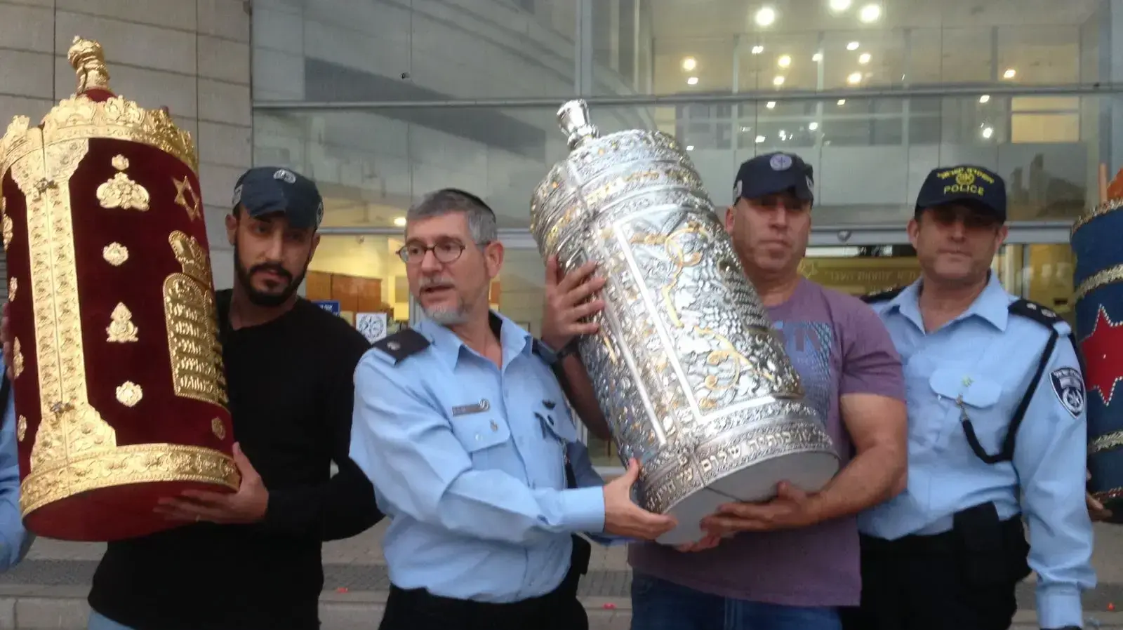 קציני ושוטרי מרחב יפתח מחזרים את ספרי התורה לאחר שכנופיה גנבה חמישה ספרי תורה מבית הכנסת "בית דוד" ביפו 20 בנובמבר 2017 