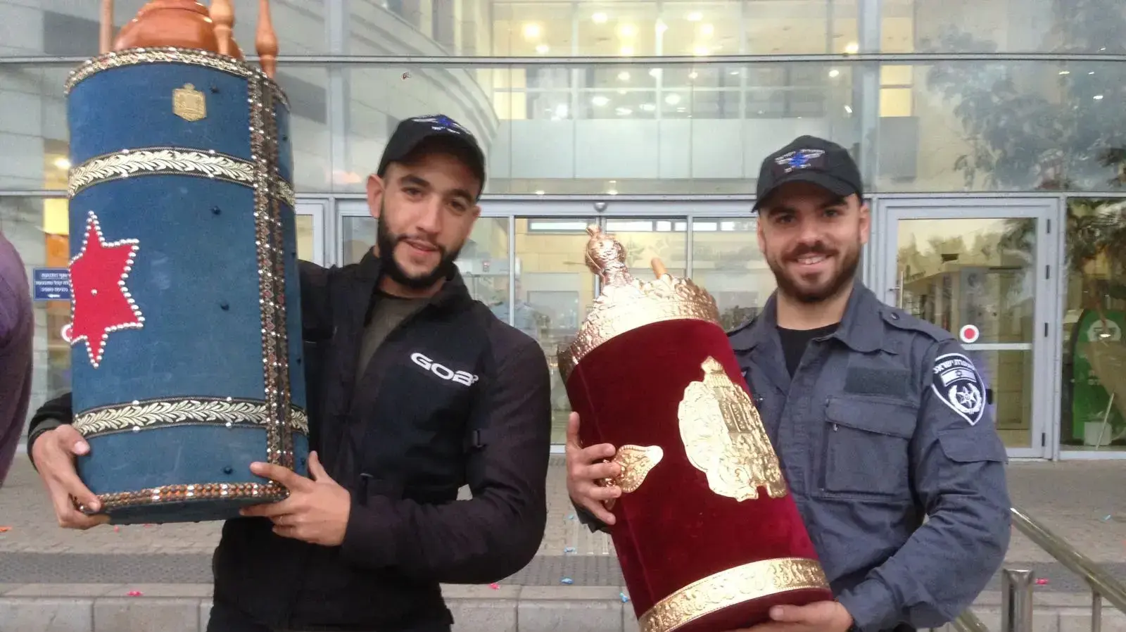 קציני ושוטרי מרחב יפתח מחזרים את ספרי התורה לאחר שכנופיה גנבה חמישה ספרי תורה מבית הכנסת "בית דוד" ביפו 20 בנובמבר 2017 קציני ושוטרי מרחב יפתח מחזרים את ספרי התורה לאחר שכנופיה גנבה חמישה ספרי תורה מבית הכנסת "בית דוד" ביפו 20 בנובמבר 2017